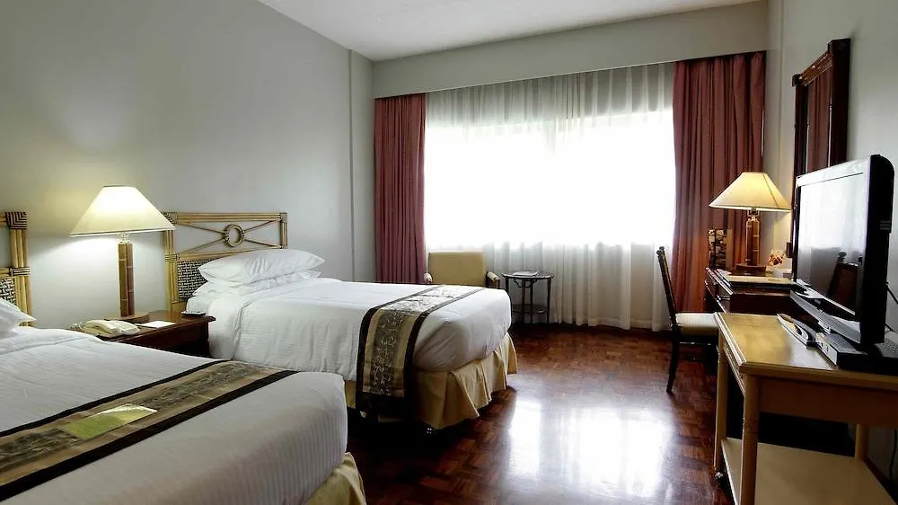 Waterfront Insular Hotel Davao City 4*,  Filipinler